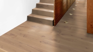 Tamm-Kaschmir-Comfort-Plank-rustik-colourful-trepp